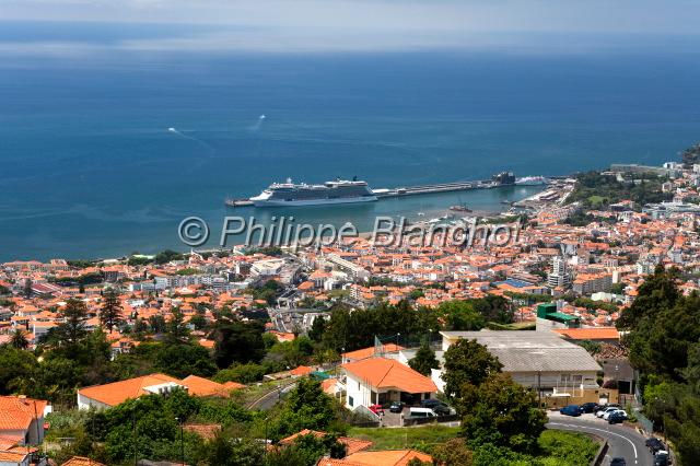 madere 01.JPG - Vue générale de Funchal, bateau Celebrity Eclipse au mouillage, Madère, Portugal